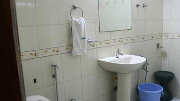 Shower, rainfall showerhead, free toiletries, towels