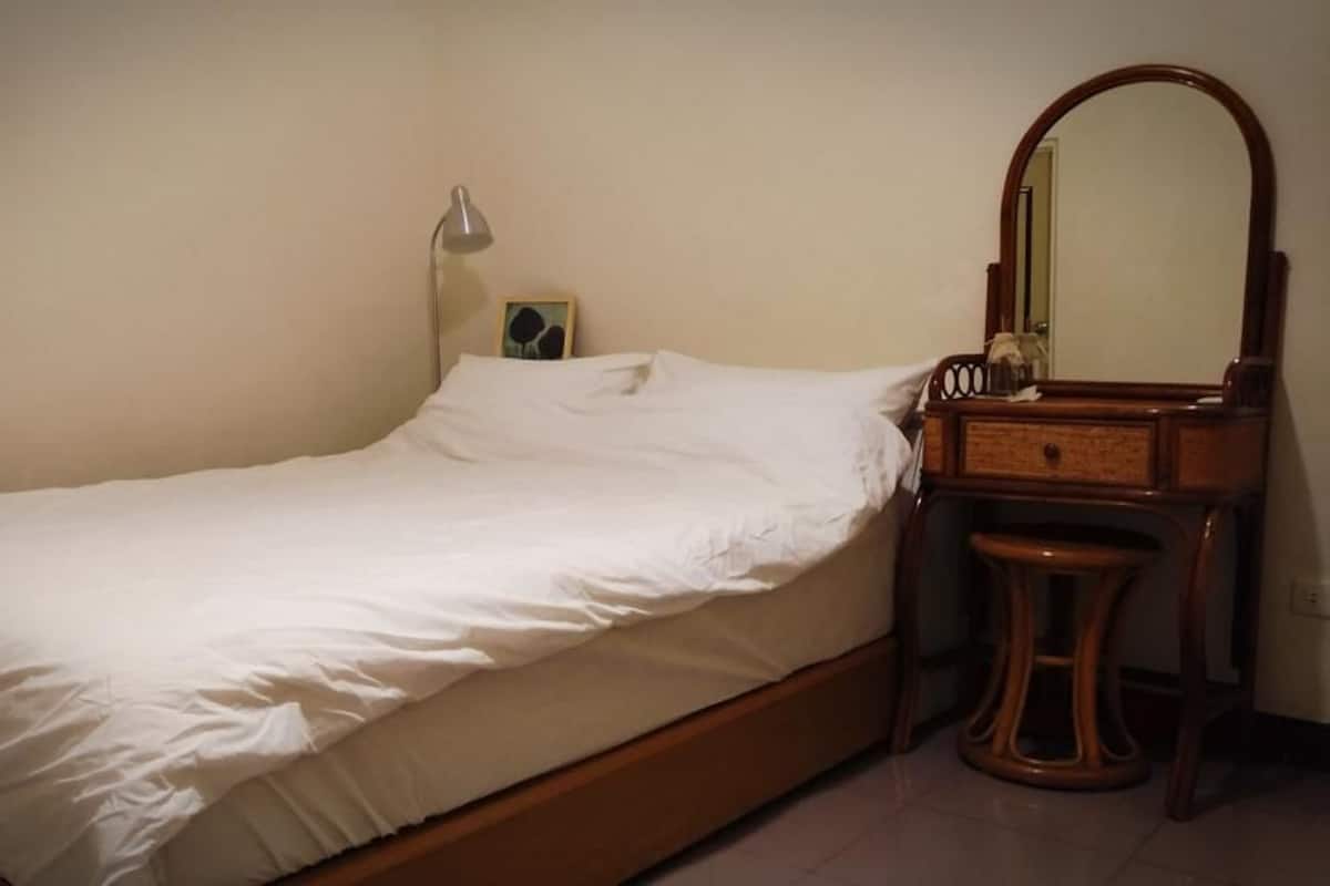 Desk, rollaway beds, free WiFi, bed sheets