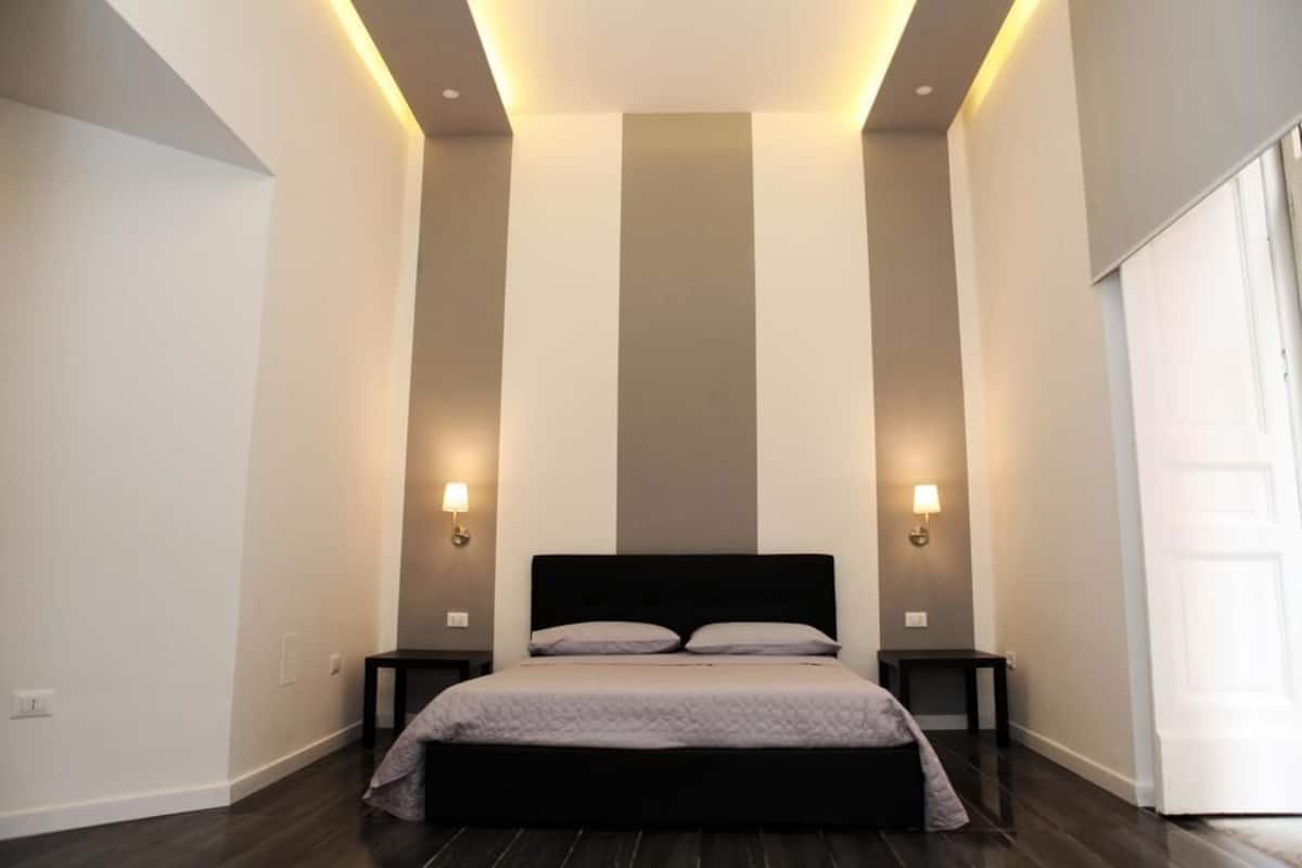 Desk, soundproofing, free WiFi, bed sheets