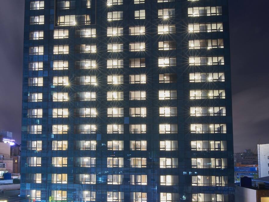 Fachada da propriedade à noite