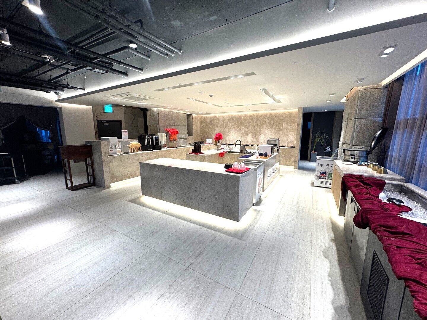 Buffet breakfast on weekends (KRW 14300 per person)