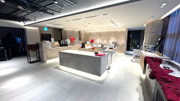 Desayuno buffet los fines de semana (KRW 14300 por persona)