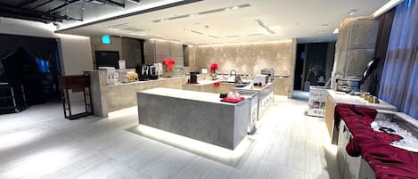 Buffet breakfast on weekends (KRW 14300 per person)