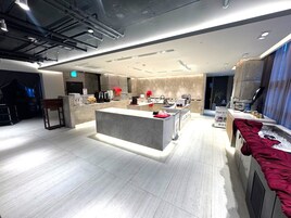 週末供應自助早餐 (費用另計)