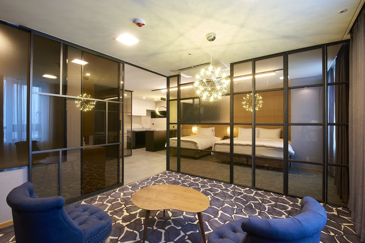 Family Twin Room | In-room safe, laptop workspace, blackout drapes, soundproofing