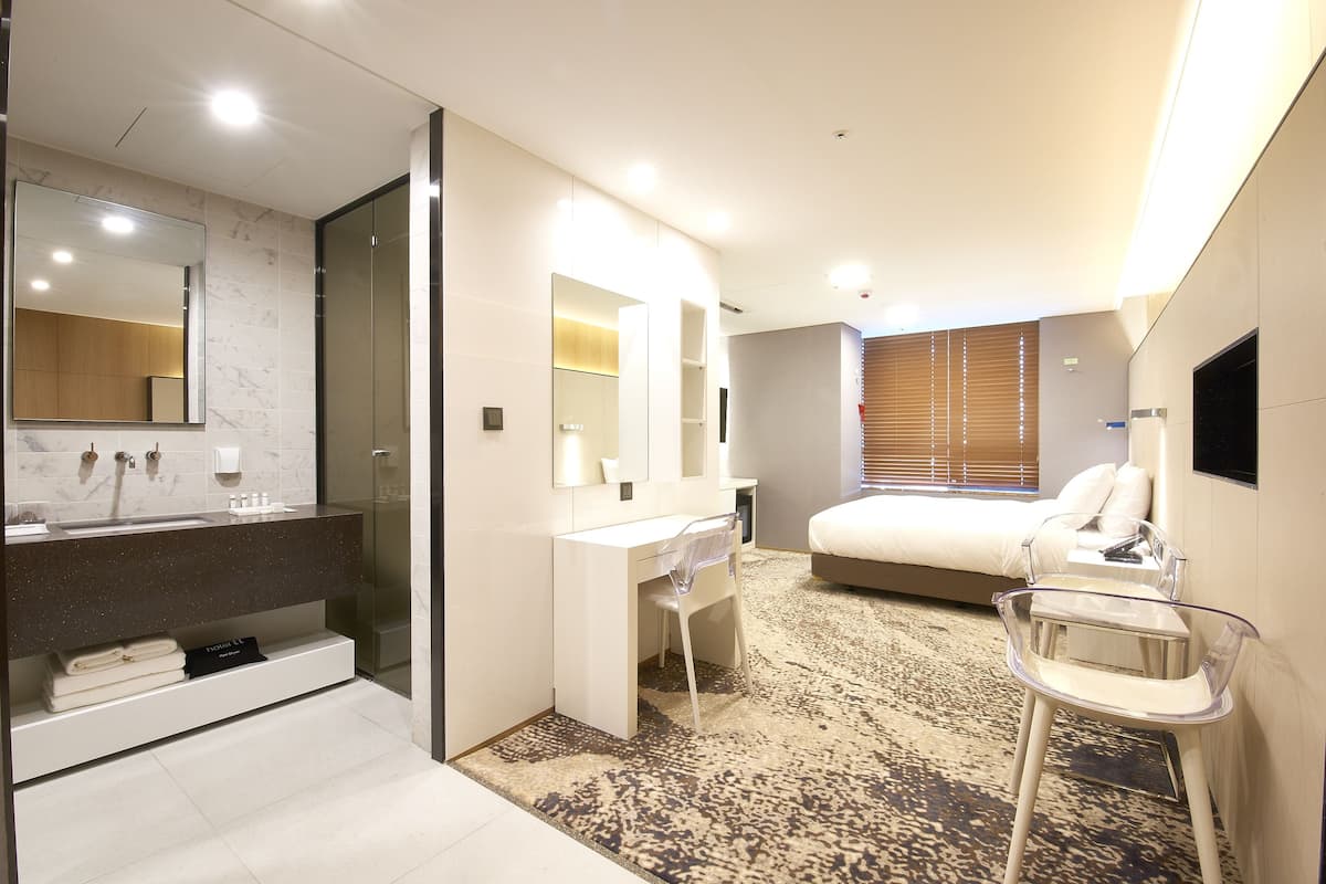 Deluxe Double Room | In-room safe, laptop workspace, blackout drapes, soundproofing
