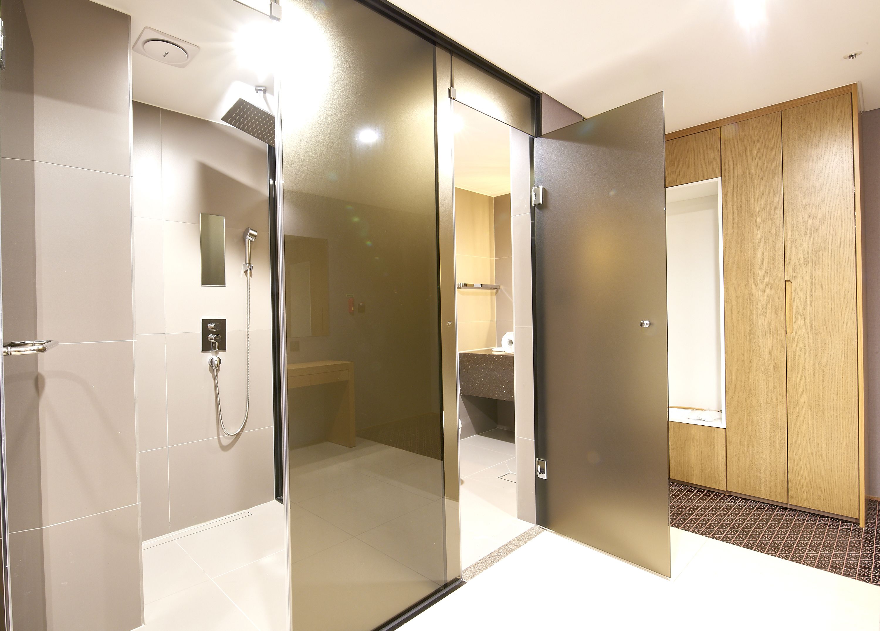 standard twin room | bathroom | free toiletries, hair dryer, slippers, bidet