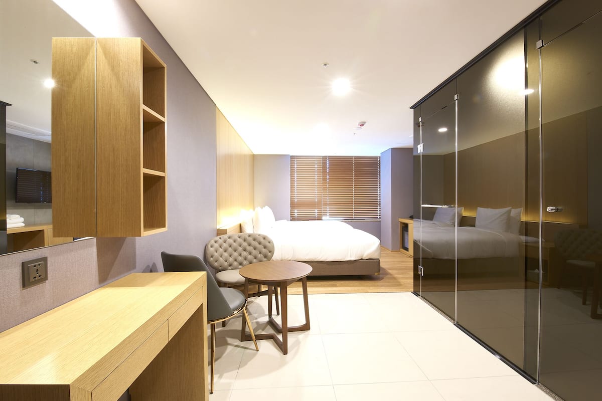 Standard Twin Room | In-room safe, laptop workspace, blackout drapes, soundproofing