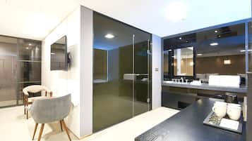 Habitación triple Deluxe | Caja de seguridad en la habitación y espacio para trabajar con laptop