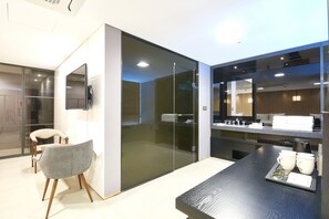 Caja de seguridad en la habitación y espacio para trabajar con laptop