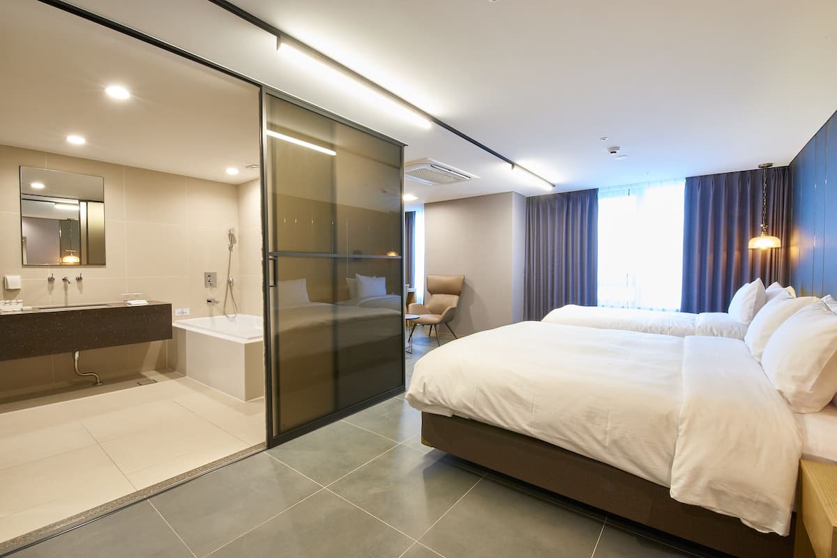 Deluxe Twin Room | In-room safe, laptop workspace, blackout drapes, soundproofing
