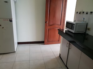 Apartamento clássico, 3 quartos, para não fumantes | Cozinha privada | Geladeira, micro-ondas, talheres/pratos/utensílios de cozinha