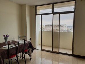 Classic Apartment, 3 Bedrooms, Non Smoking | In-room dining - Guayaquil In Love (Guayaquil)