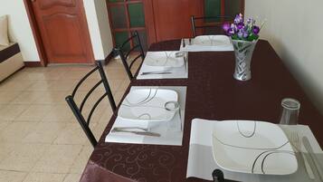 Classic Apartment, 3 Bedrooms, Non Smoking | In-room dining