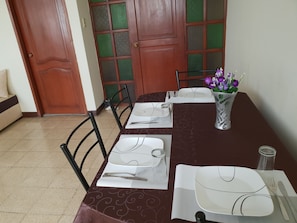 Apartamento clássico, 3 quartos, para não fumantes | Opções para refeição no quarto