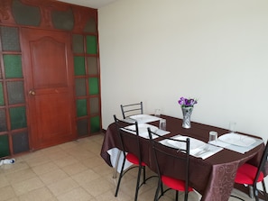 Apartamento clássico, 3 quartos, para não fumantes | Opções para refeição no quarto