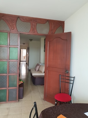 Apartamento clássico, 3 quartos, para não fumantes | Comodidades do quarto