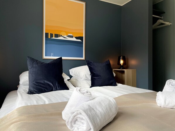 Schreibtisch, laptopgeeigneter Arbeitsplatz, schallisolierte Zimmer