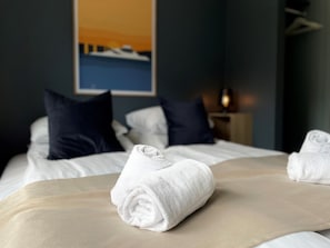 Escritorio y espacio para trabajar con laptop