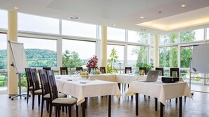 A conference room with large windows, a whiteboard, and a projector. - Kurhotel Bad Schlema (Aue-Bad Schlema)