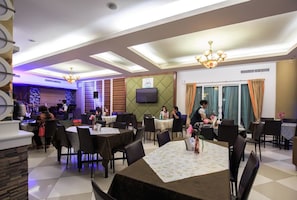 Phục vụ bữa sáng, bữa trưa và bữa tối