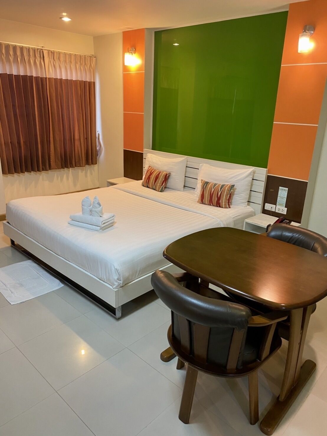 standard double room | desk, blackout curtains, free wifi, bed sheets