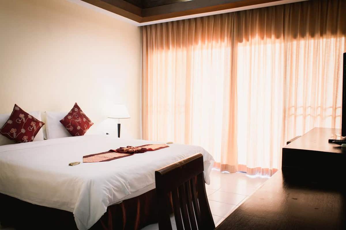 In-room safe, soundproofing, WiFi (free)