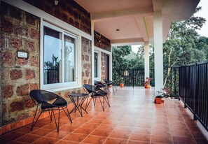 ห้องพรีเมียม, วิวภูเขา, ชั้นล่าง (Two Ultra  Ensuite AC) | ลานระเบียง/นอกชาน