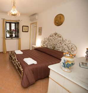 Deluxe Quadruple Room | In-room safe, individually decorated, individually furnished, desk - Cannatella's Mansion (Palermo)