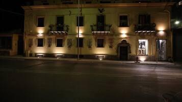 Fachada da propriedade à noite