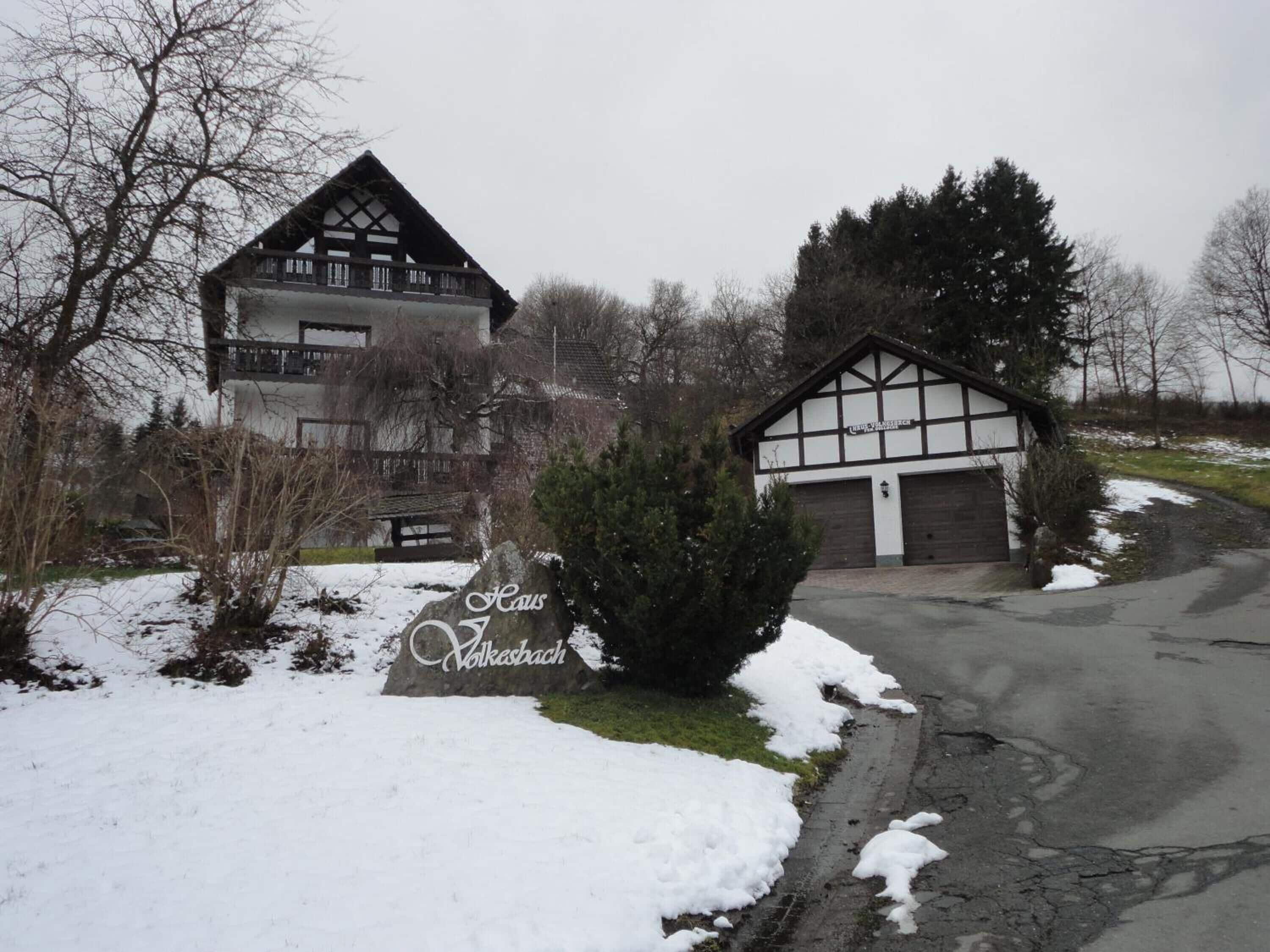 Ein traditionelles Gebäude mit einem Schild, auf dem "Haus Volkesbach" steht.