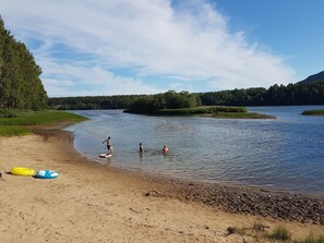 På stranden