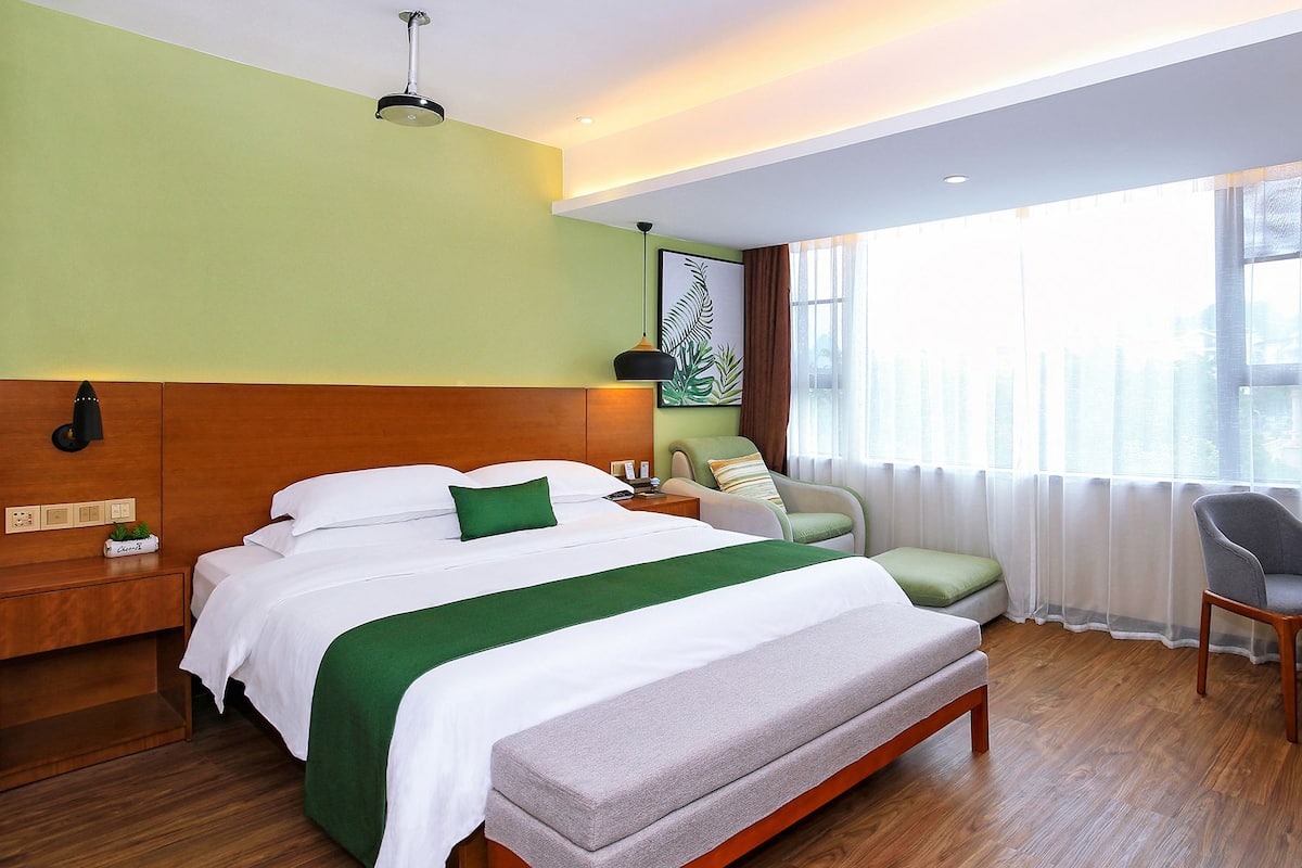 Escritorio, cortinas blackout y tabla de planchar con plancha
