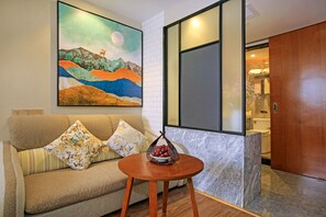 Family Room, Berbilang Katil, Non Smoking | Meja, langsir/tirai gelap terus, seterika/papan seterika 