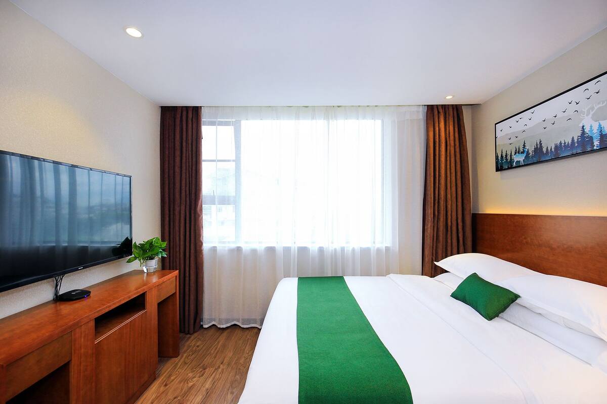 Habitación Deluxe doble, 1 cama de matrimonio, no fumadores | Escritorio, cortinas opacas, tabla de planchar con plancha