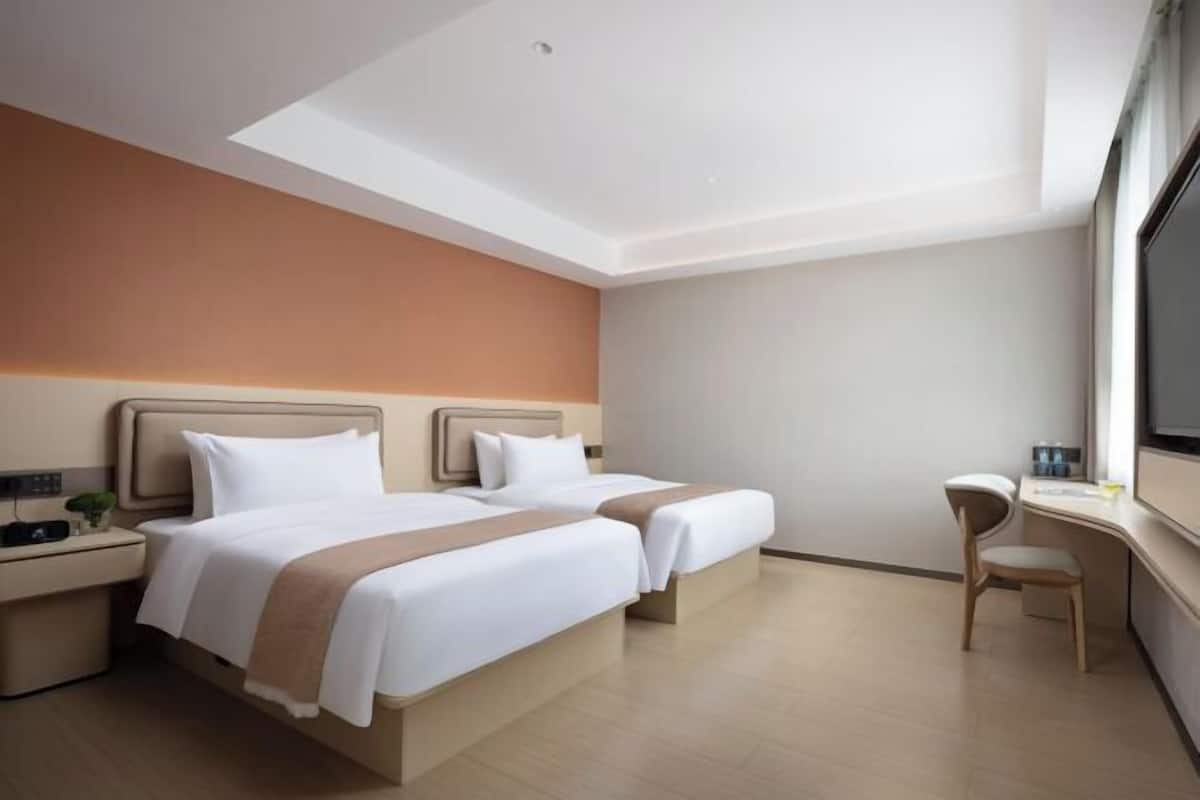 Escritorio, cortinas blackout y tabla de planchar con plancha