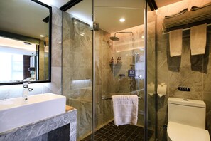 Family Room | Bathroom | Shower, rainfall showerhead, free toiletries, hair dryer