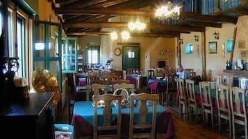 Petit déjeuner et déjeuner servis sur place, spécialités Cuisine locale