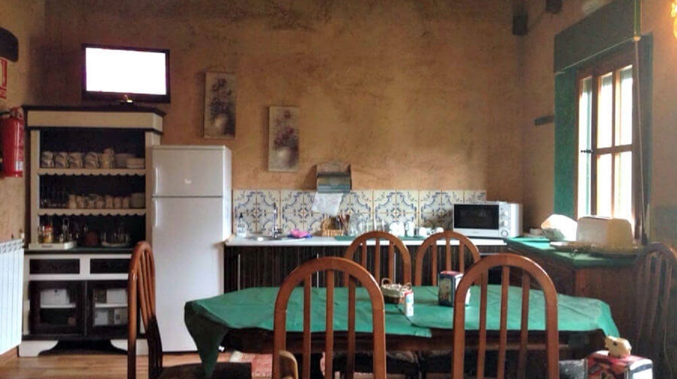 breakfast and lunch served, local cuisine