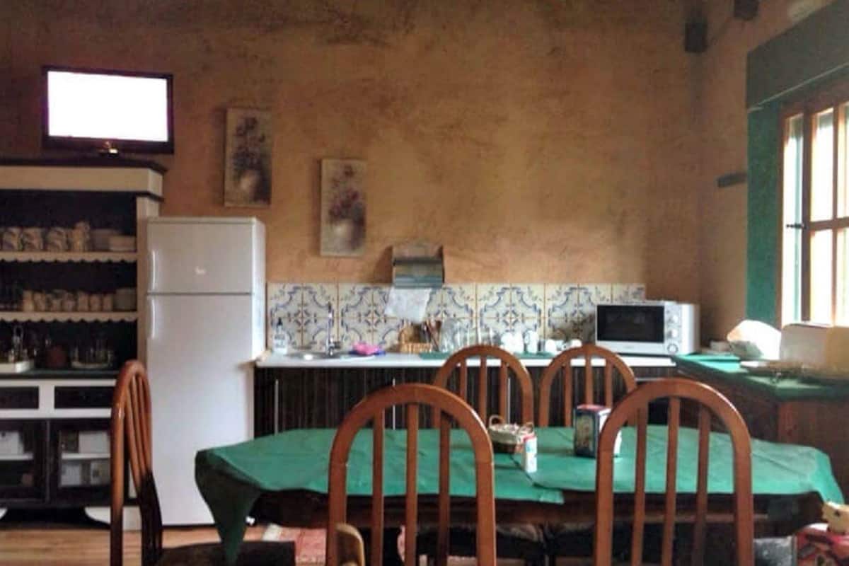 breakfast and lunch served, local cuisine