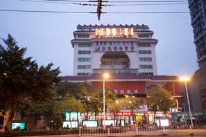 Front of property - evening/night - Pengda Hotel Guangzhou (Guangzhou)