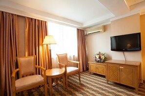 Habitació doble empresarial | Escriptori, cortines opaques, llits addicionals i wifi gratuïta 