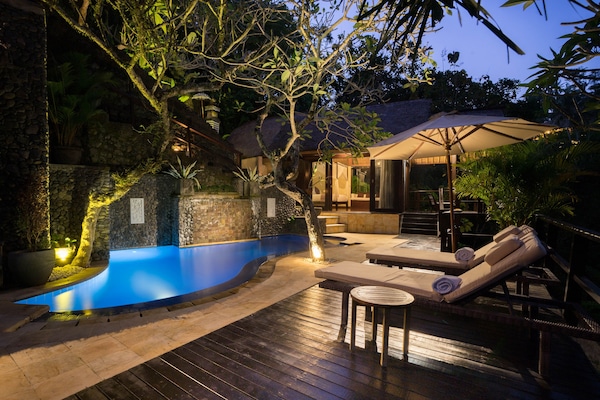 2 outdoor pools