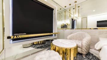 Deluxe Δίκλινο Δωμάτιο (Double) | Περιοχή καθιστικού | Τηλεόραση με επίπεδη οθόνη