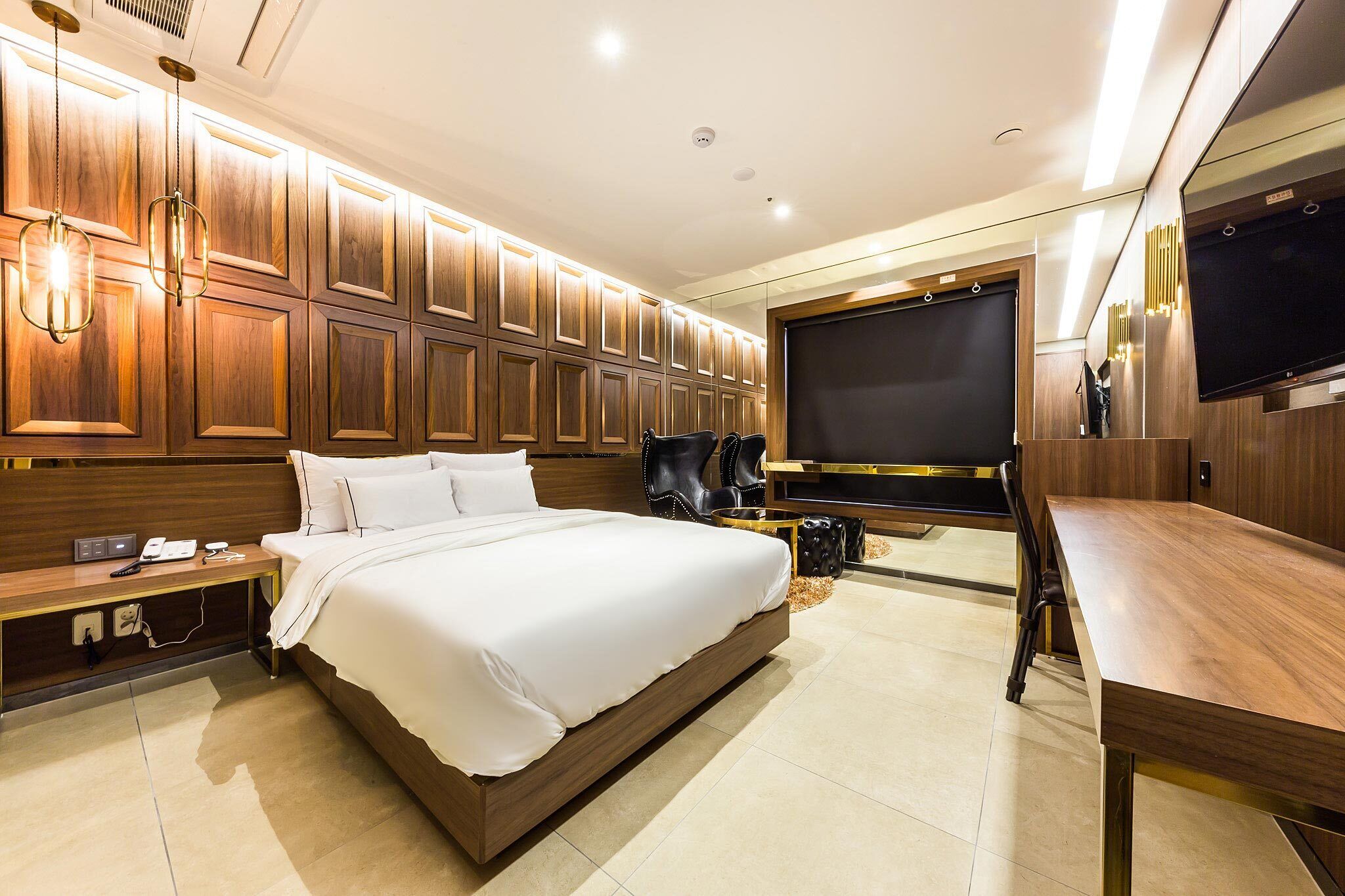 Habitación doble Deluxe | Decoración personalizada, muebles diferentes y cortinas blackout 