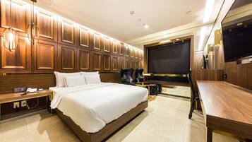 Decoración personalizada, muebles diferentes y cortinas blackout