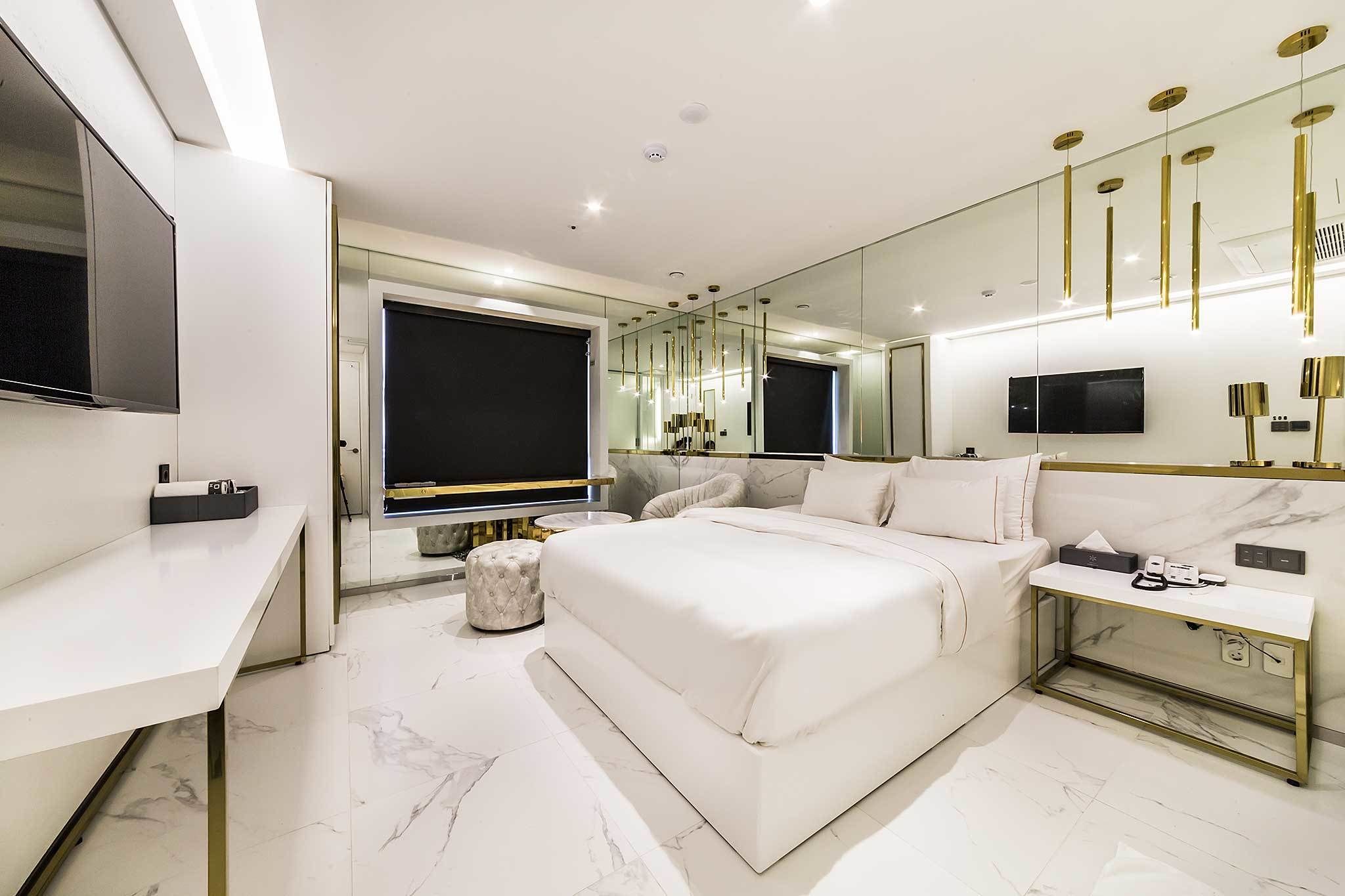 Deluxe Double Room | Individually decorated, individually furnished, blackout drapes