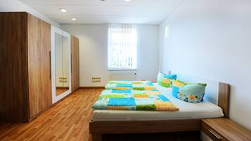 Meja kerja, tempat tidur lipat/tambahan, Wi-Fi gratis, dan seprai linen