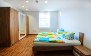 Escritorio, camas extra, wifi gratis y ropa de cama