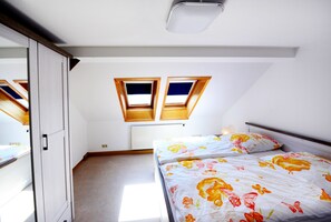 Bureau, lits pliants/supplémentaires, Wi-Fi gratuit, draps fournis